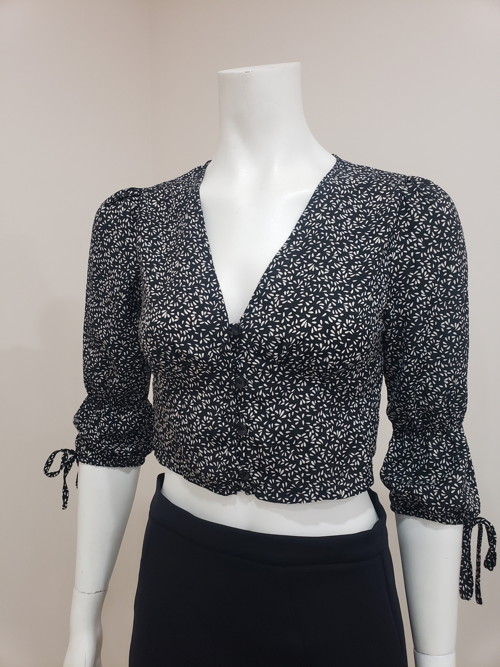 Black & White Printed V-Neck Tie-Sleeve Crop Top